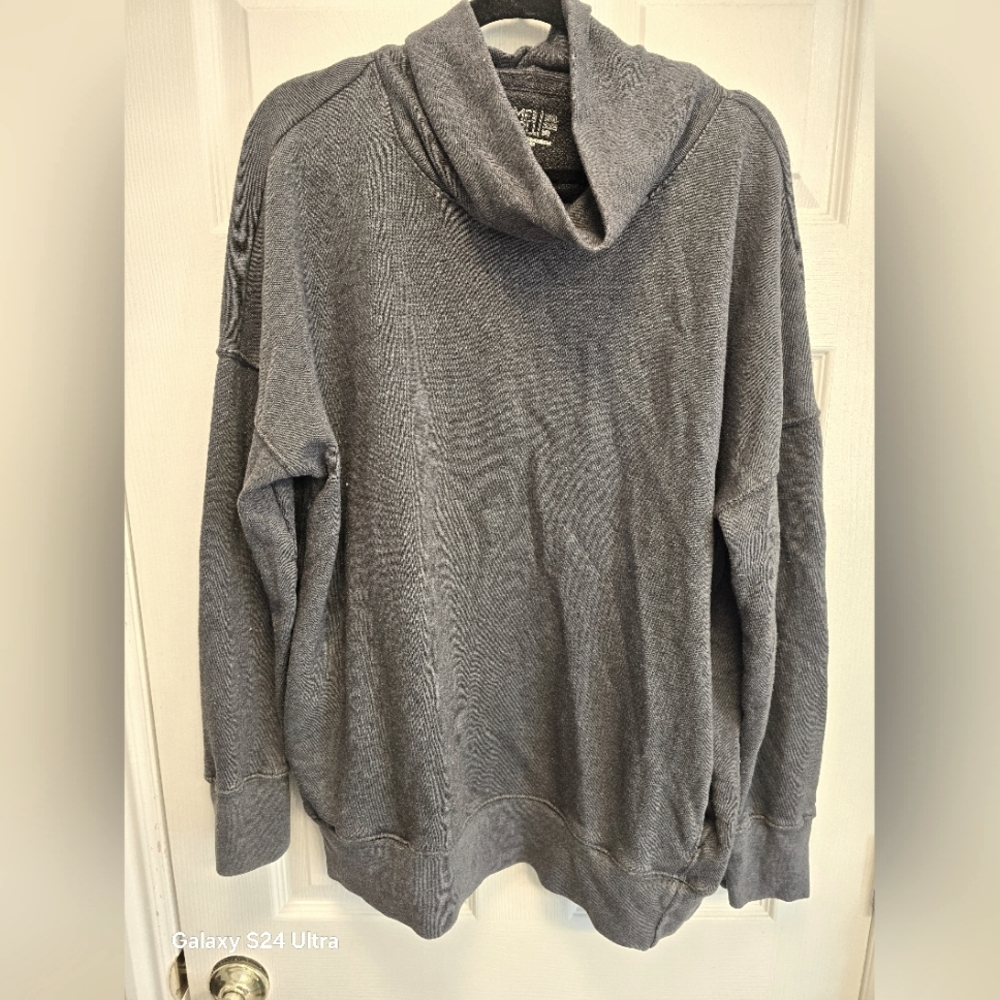 Womans gray light sweater with pockets